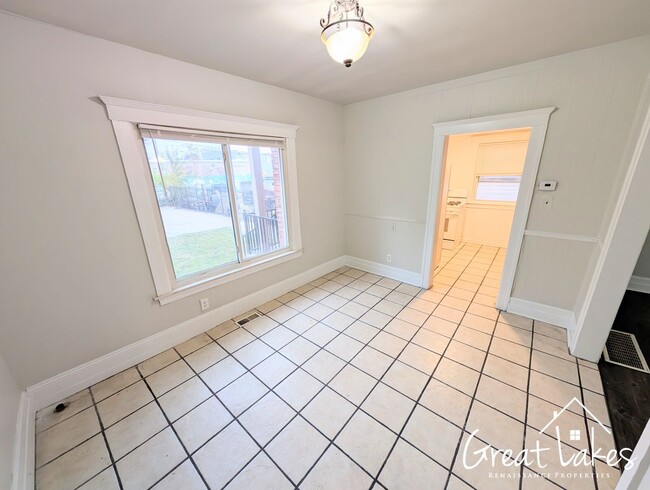 Building Photo - $200 OFF FIRST MONTH'S RENT - Lovely 3 Bed...