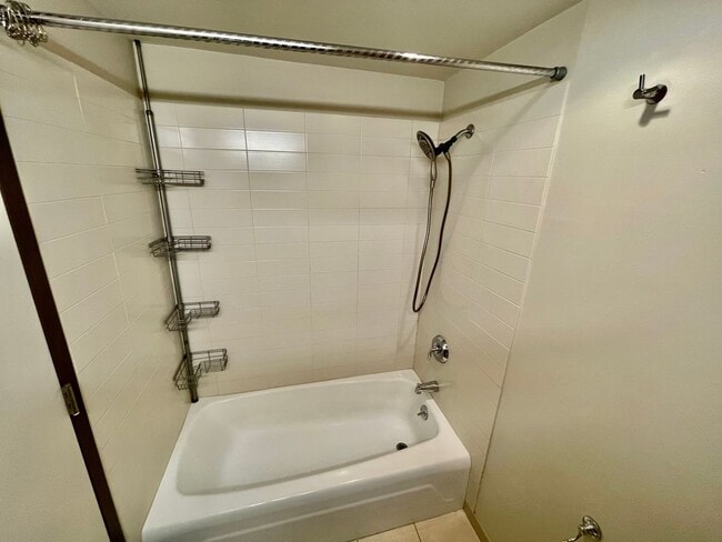 Building Photo - Modern 2-Bed, 2-Bath Downtown Condo with P...