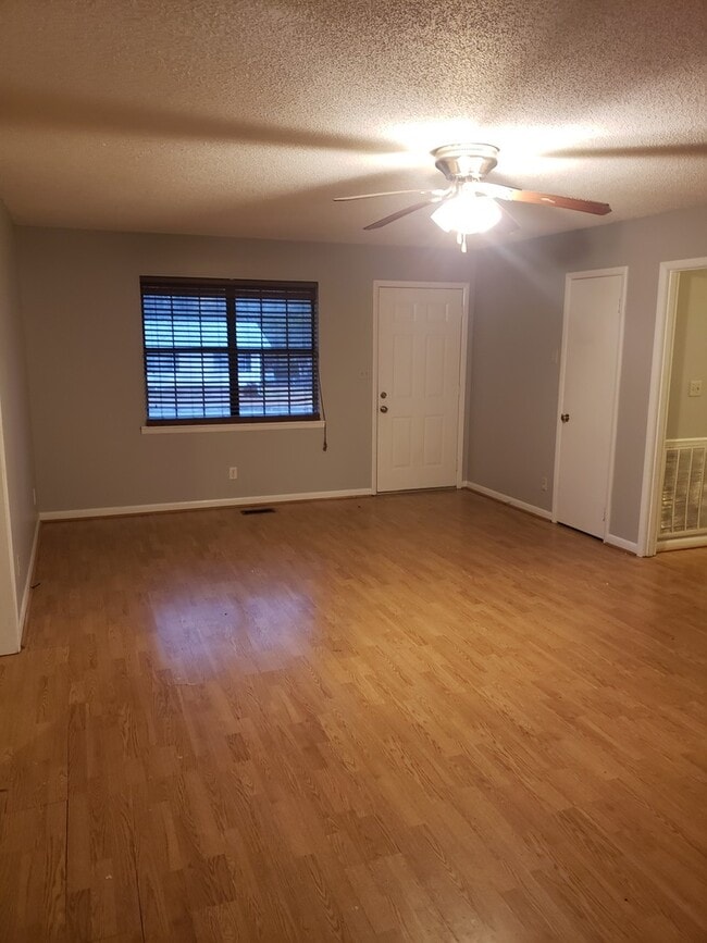 Building Photo - 3 bedroom/2 bath