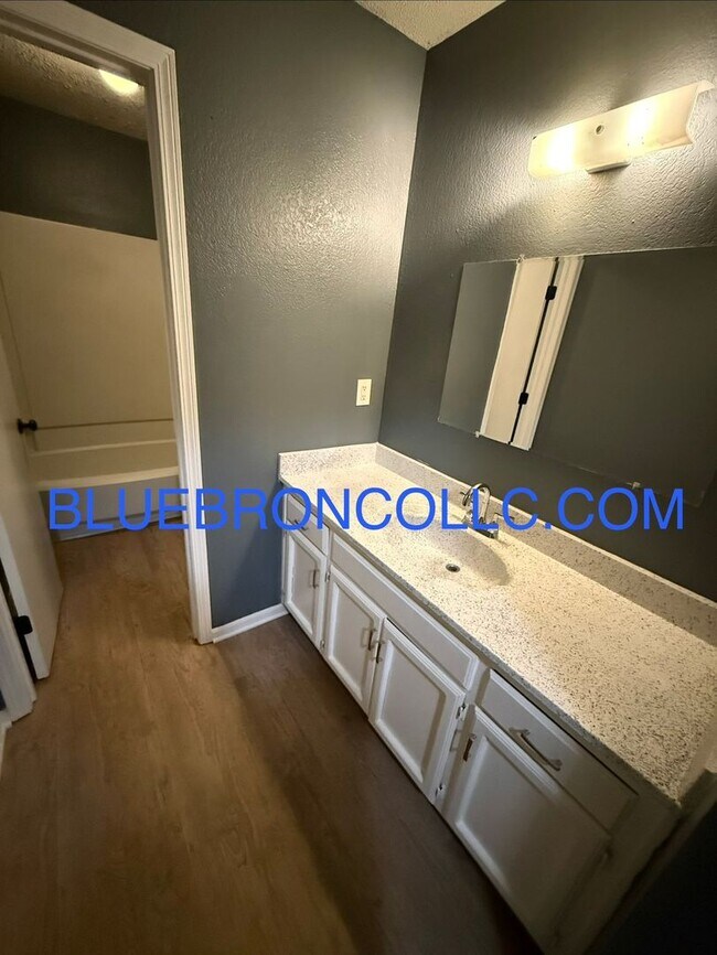 Building Photo - Spacious 3 bedroom unit with NEW Flooring and fresh paint
