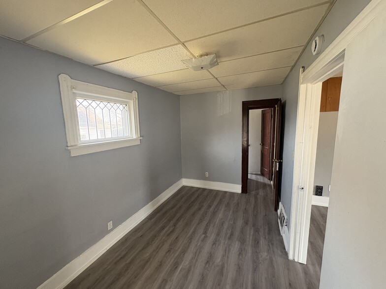 Building Photo - 1030 W 17th St