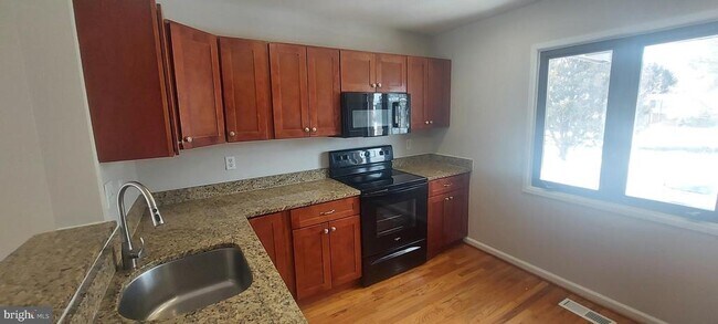 Building Photo - 9505 Fern Hollow Way