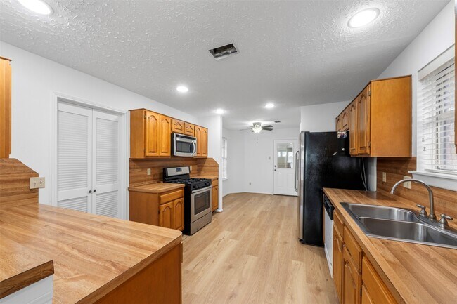 Building Photo - 25802 Chapel Ridge Ln