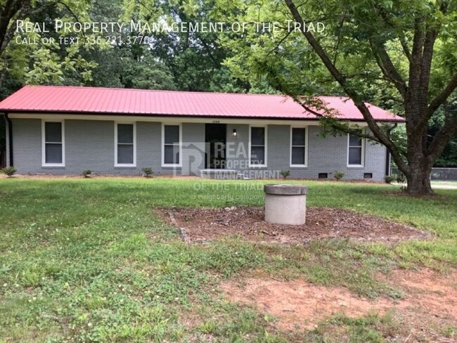 Building Photo - *Move In Special* One Level 3 BR/2BA Brick...