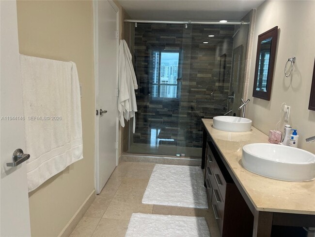 Building Photo - 475 Brickell Ave