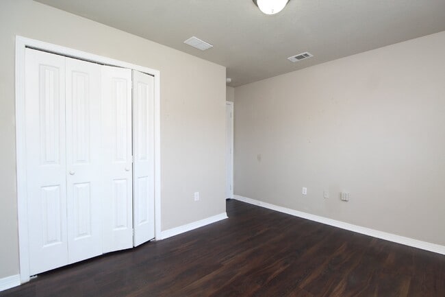 Building Photo - Coming 10/17 – 3BR/2BA with Fenced Yard in...