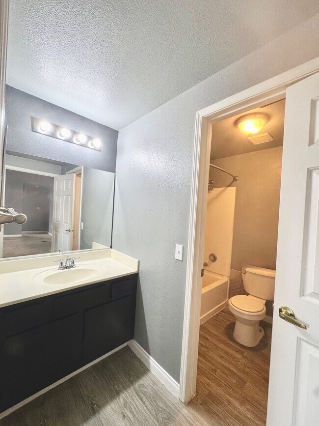 Building Photo - Ground Floor 2BD/2BA Condo in Gated Hender...