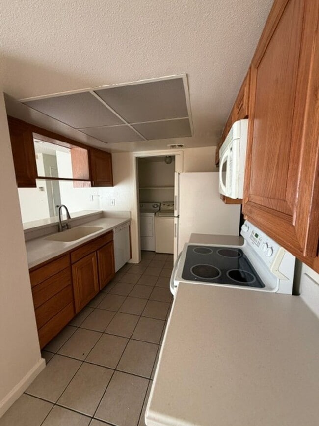 Building Photo - Beautiful 2 Bedroom and 2.5 Bathroom Condo $1,775.00