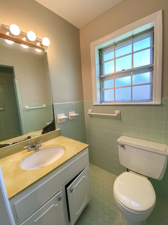 Building Photo - 3 bed, 2 bath home with access to 79 and 40.