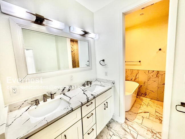 Building Photo - 2318 Stutz Dr
