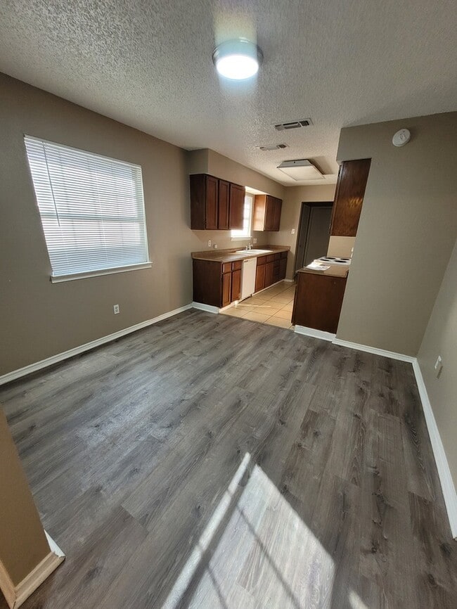 Building Photo - Spacious 3 bed 2 bath townhome!