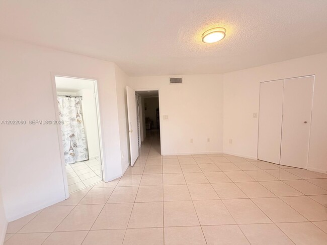 Building Photo - 9443 Fontainebleau Blvd
