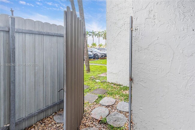 Building Photo - 10000 NW 80th Ct