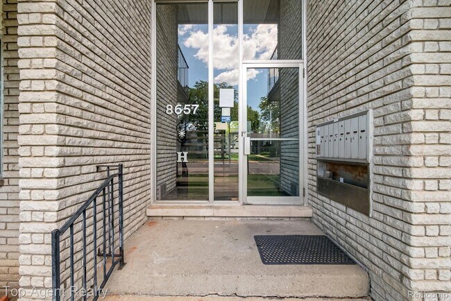 Building Photo - 8657 Kennedy Cir N