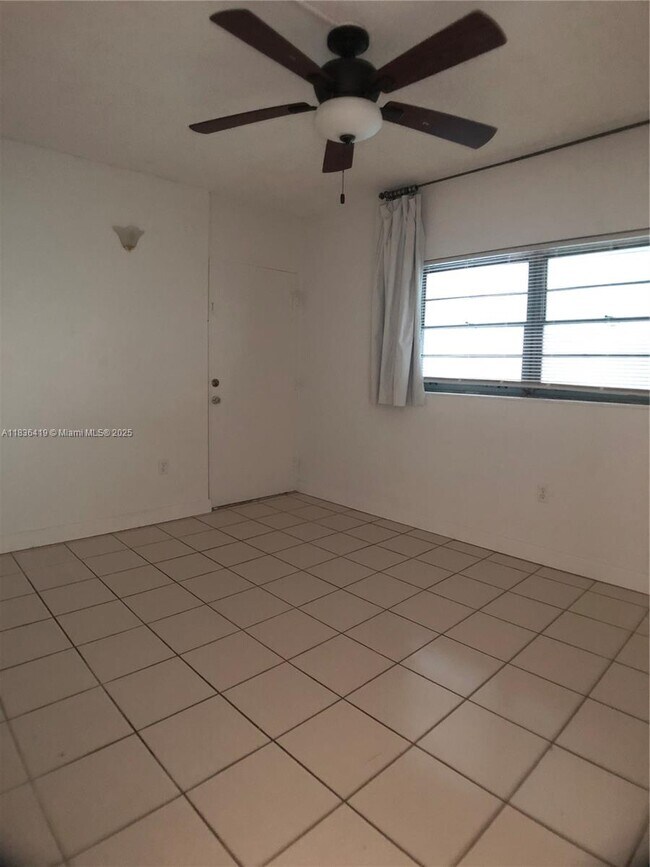 Building Photo - 2539 Bayshore Dr