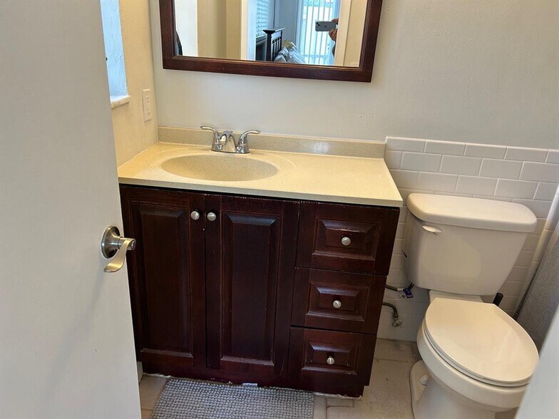 Building Photo - 1220 NE 3rd St