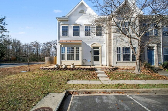 Building Photo - Move-in Special: $100 off of the first month's rent Spacious End-Unit 4 Bedroom Townhome for Rent...