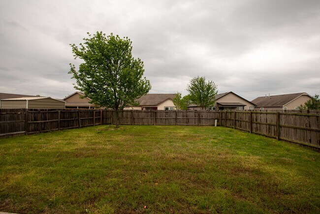 Building Photo - 3 Bed / 2 Bath in Owasso!