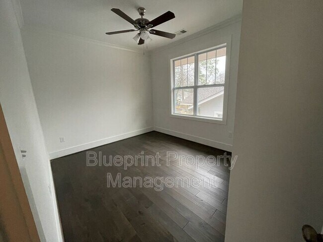 Building Photo - 521 59th Pl S