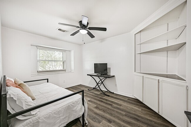 Building Photo - 212 E Castle Harbour Dr