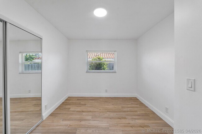 Building Photo - 400 SW 9th Ave
