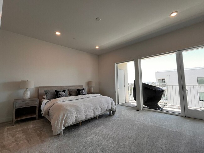 Building Photo - Luxury Condo in Lexington at Central Park West - Available Beginning of September!!