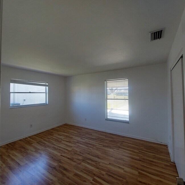 Building Photo - 1213 SW 48th Ter