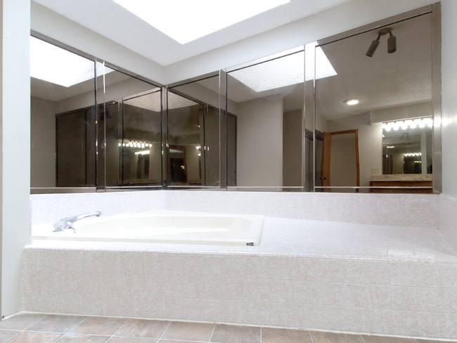 Building Photo - Spacious 3BD/2.5 BTH 2 Car Garage, Minutes from Tinker AFB