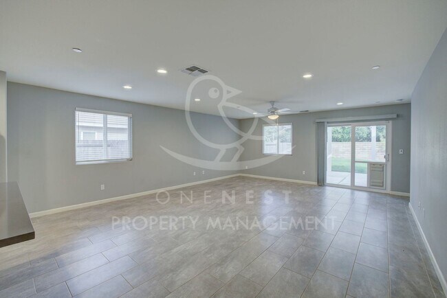 Building Photo - Beautifully maintained and modern 4-bedroom, 2-bathroom