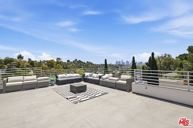 Building Photo - 2311 Cove Ave