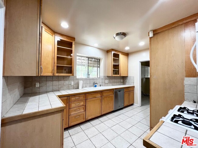 Building Photo - 5039 Inadale Ave