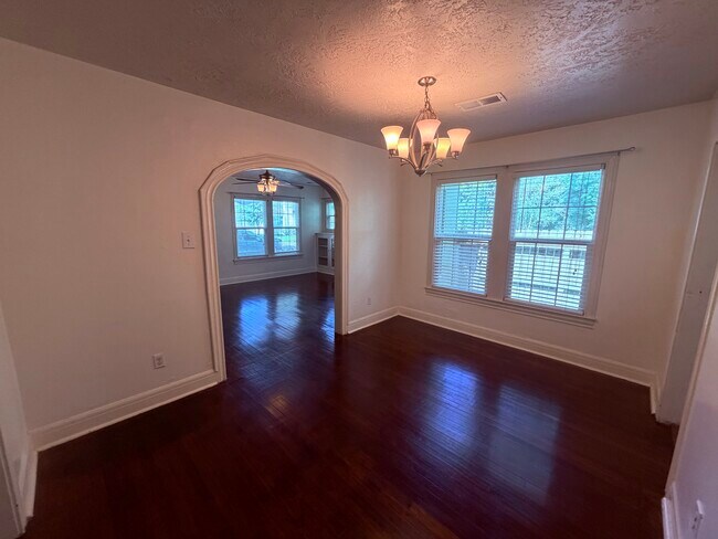Building Photo - 212 W Hunnicutt Ave
