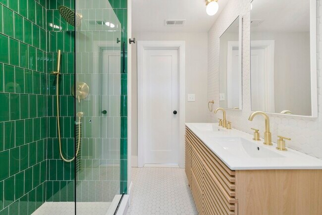 Building Photo - 127 Saratoga St