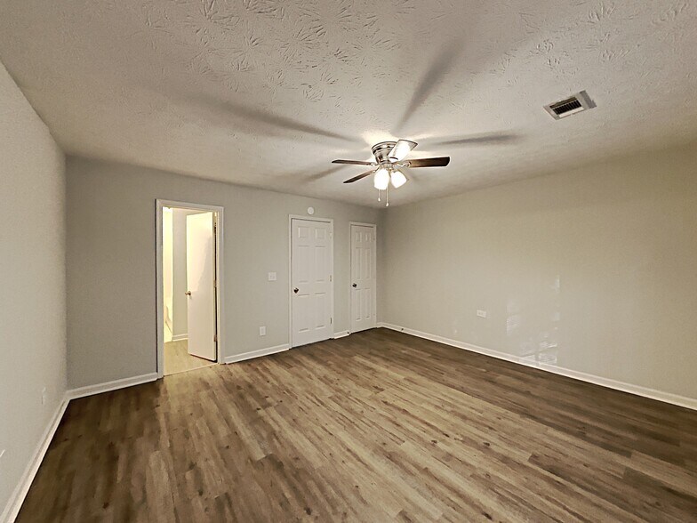 Building Photo - 1427 Hillside Pl SE