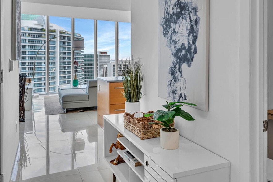 Building Photo - 485 Brickell Ave