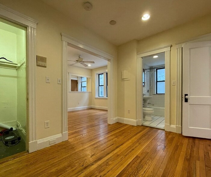 Building Photo - 233 Kelton St