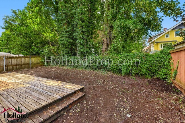 Building Photo - Great, Spacious & Inviting Home in the Heart of Milwaukie! Move-in Special DISCOUNT of $200!!!