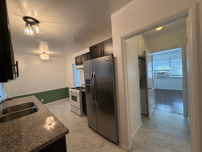 Building Photo - 124 N Beachwood Dr
