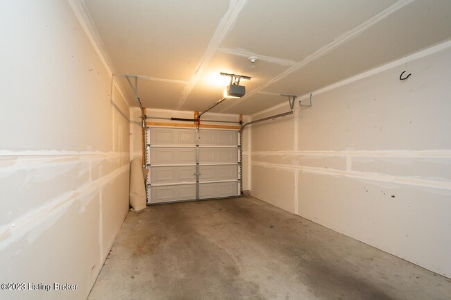 Building Photo - 2704 Bradford Commons Dr