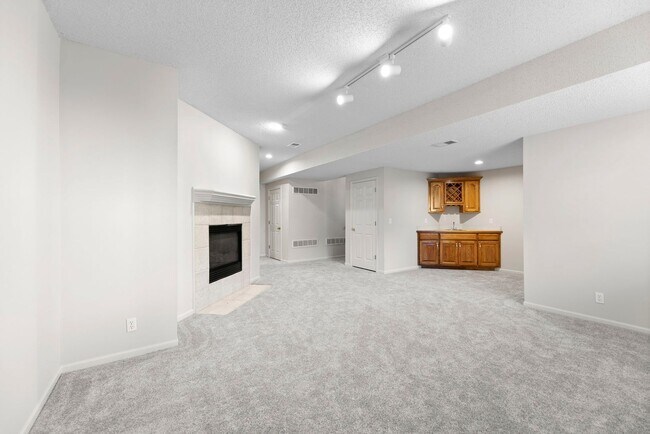 Building Photo - Four Bedroom Home Available in Overland Park