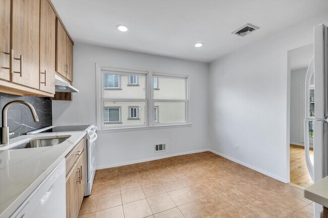 Building Photo - 214-17 15th Ave