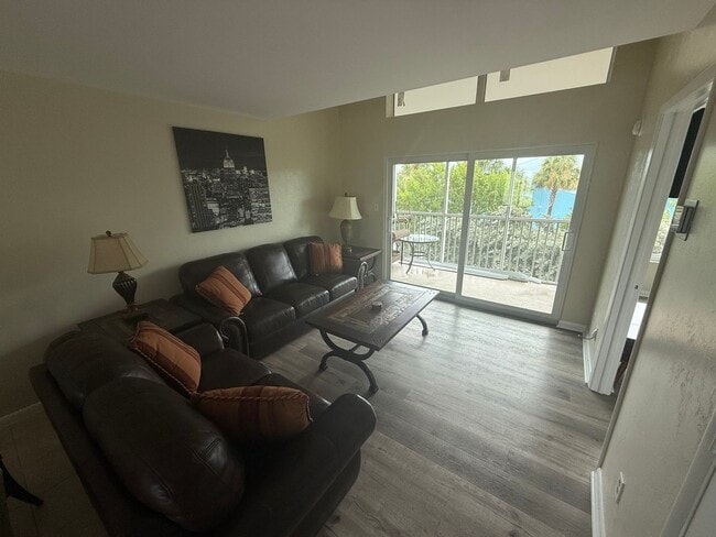 Building Photo - Family Friendly 3 Bedroom Townhome Style C...