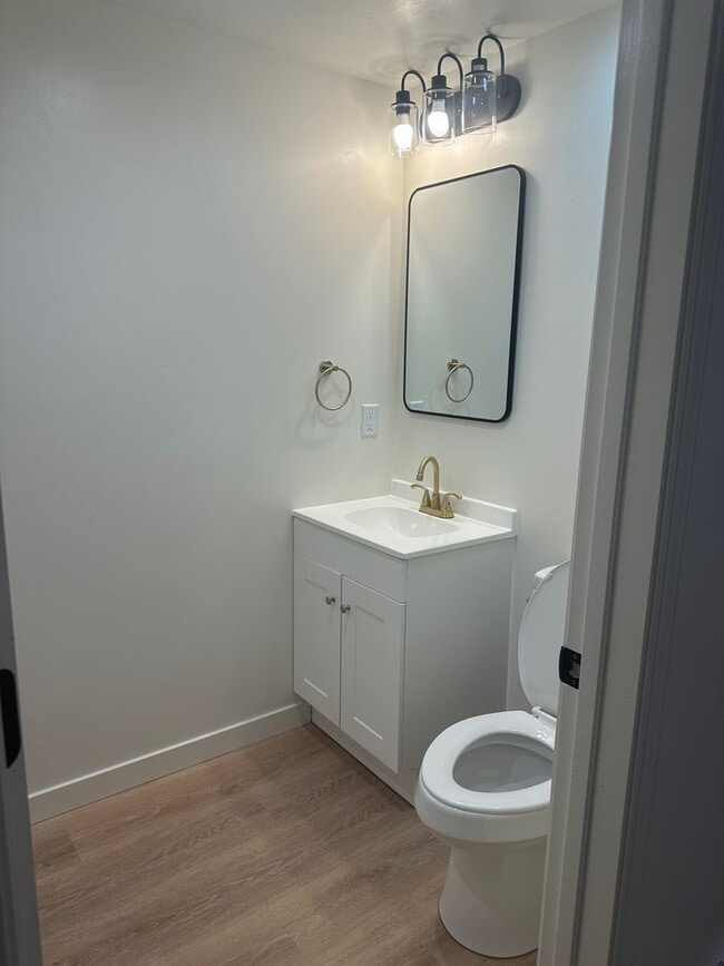 Building Photo - Spacious and recently updated, this 6-bedr...
