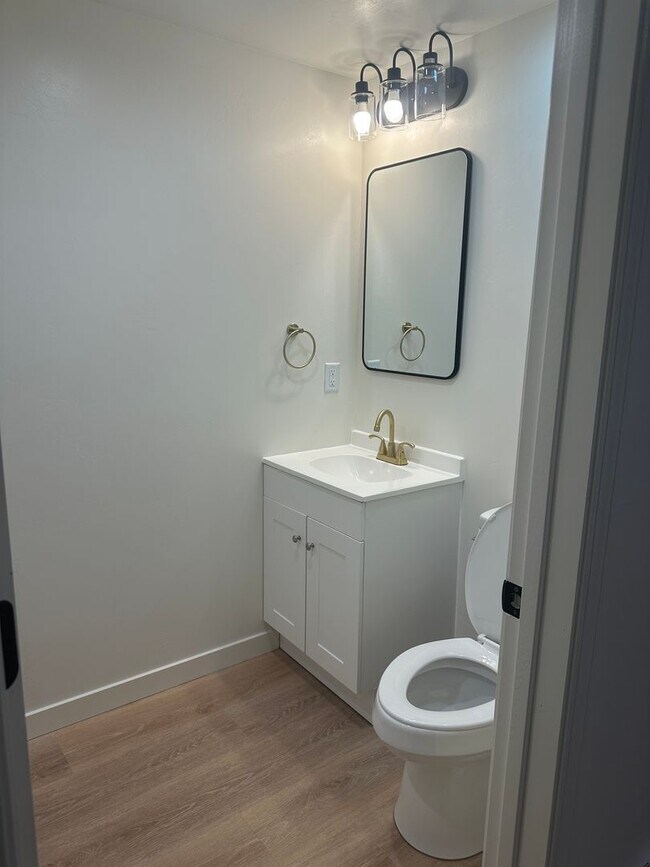 Building Photo - Spacious and recently updated, this 6-bedroom, 3-bathroom home in Ammon