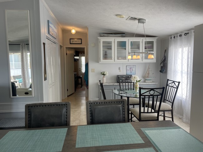 Building Photo - 16300 Pine Ridge Rd