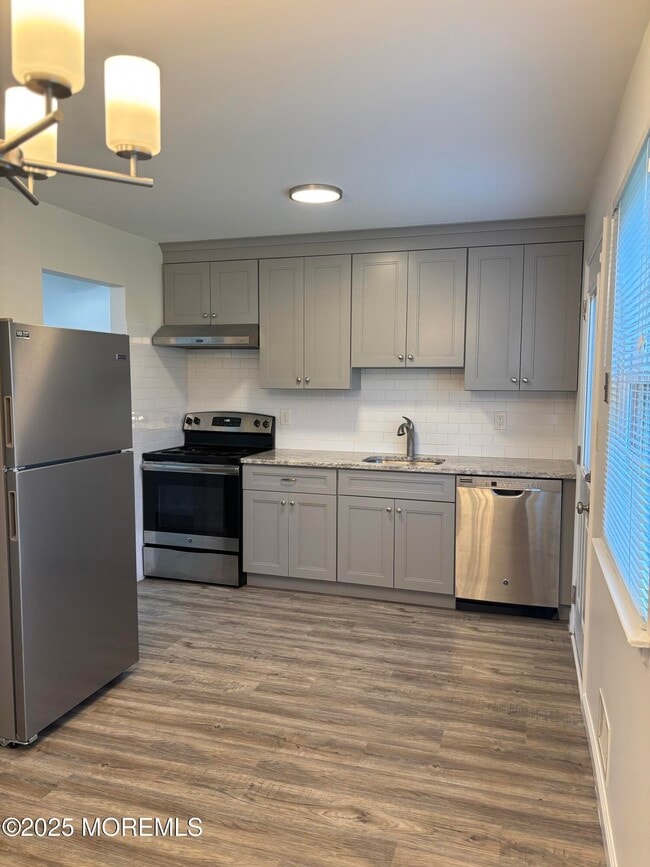 Building Photo - 159 Village Green Way