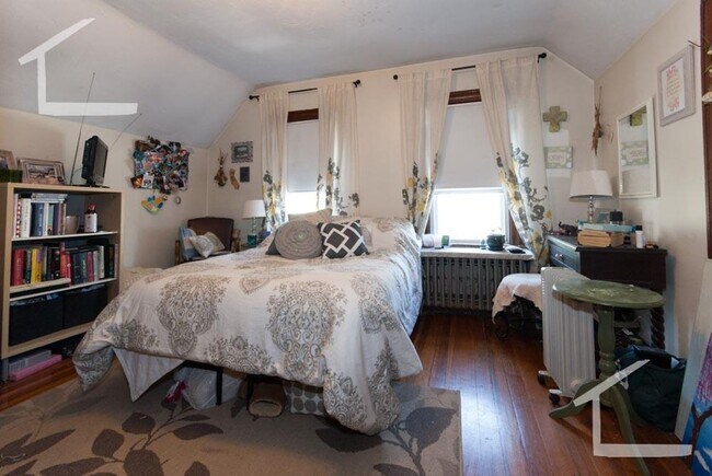 Building Photo - Huge 4 bed unit in Oak Square well below m...