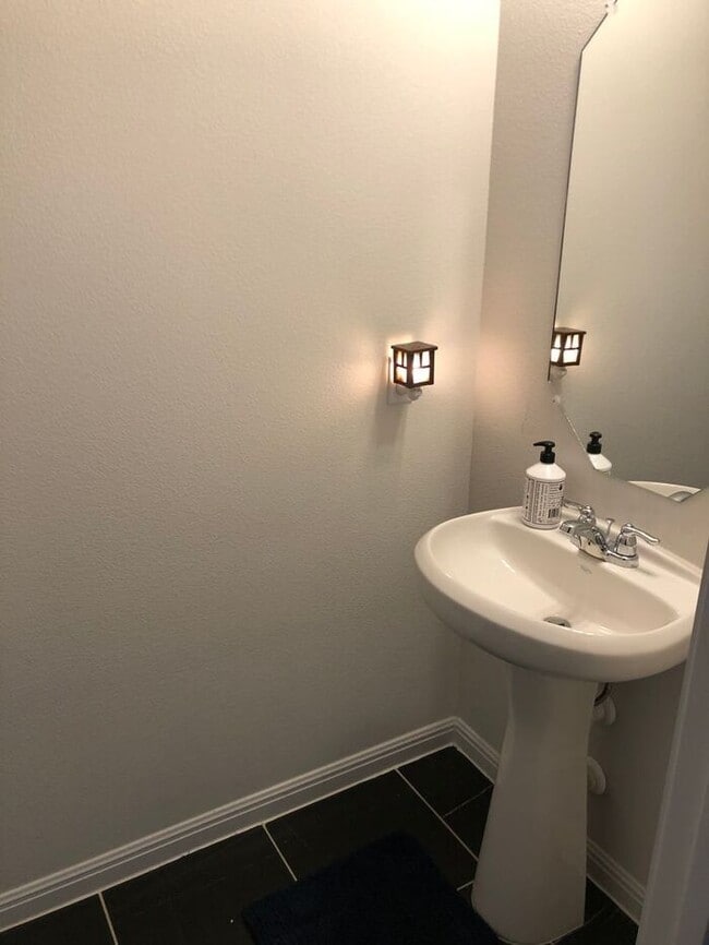 Building Photo - Elegant 4 BR 3.5 BA and 1 Office/Bedroom Convertible Home with Modern Amenities