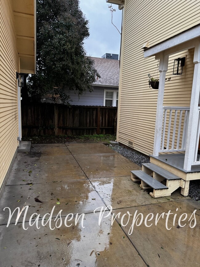 Building Photo - 2127 Hewitt Ave