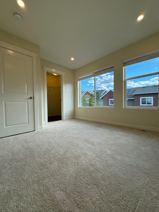 Building Photo - 2455 NE Park Dr